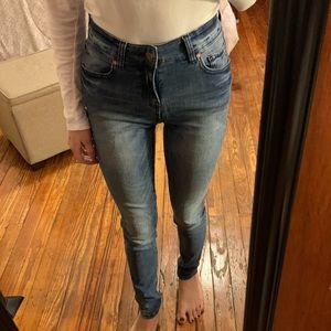 High-waisted jeans